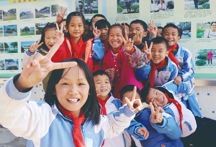 12月5日至16日、12日至13日，集團分別委派總裁辦公室主任蔣永林及集團品牌管理部總經(jīng)理李啟清，會同廣東省教育基金會許懷升秘書長、副秘書長雷國增等相關(guān)領(lǐng)導，一起前往我集團捐建的學校，為優(yōu)秀師生和家庭