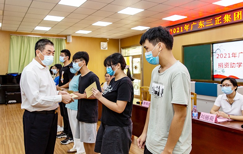 8月27日上午，我集團在橋頭鎮(zhèn)第二小學舉行了2021年助學金發(fā)放儀式，向23名橋頭籍困難家庭大學生發(fā)放助學金17.56萬元。這是我集團連續(xù)第13年資助橋頭籍困難家庭大學生完成大學學業(yè)。橋頭鎮(zhèn)三級調(diào)研員