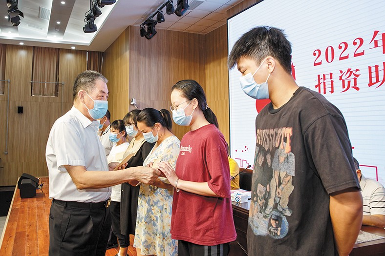 8月29日，我集團在橋頭鎮(zhèn)中心小學舉行了2022年捐資助學金發(fā)放儀式，向22名橋頭籍困難家庭在讀大學生發(fā)放助學金16.88萬元。