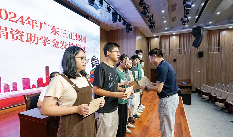 8月27日上午，我集團2024年捐資助學金發(fā)放儀式在橋頭鎮(zhèn)中心小學舉行，董事長助理莫永康代表我集團向21名受助學生發(fā)放了助學金。