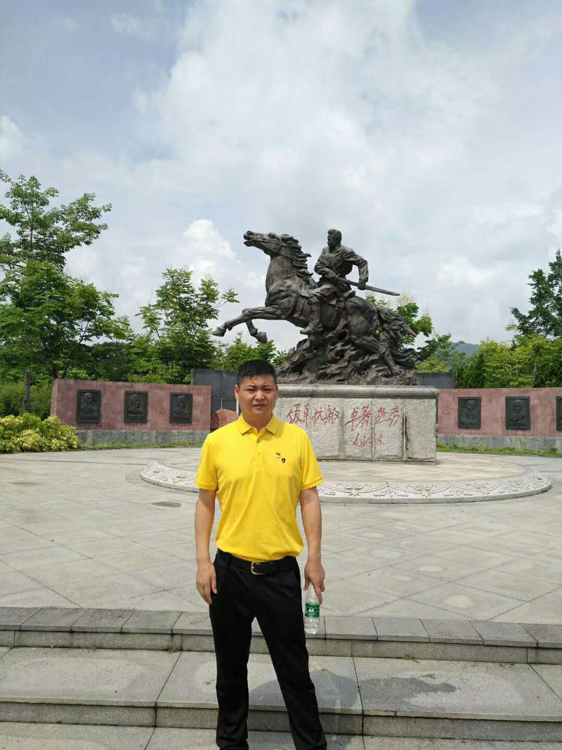 三正房地產黨支部優秀共產黨員成志剛.jpg 三正房地產黨支部優秀共產黨員成志剛.jpg