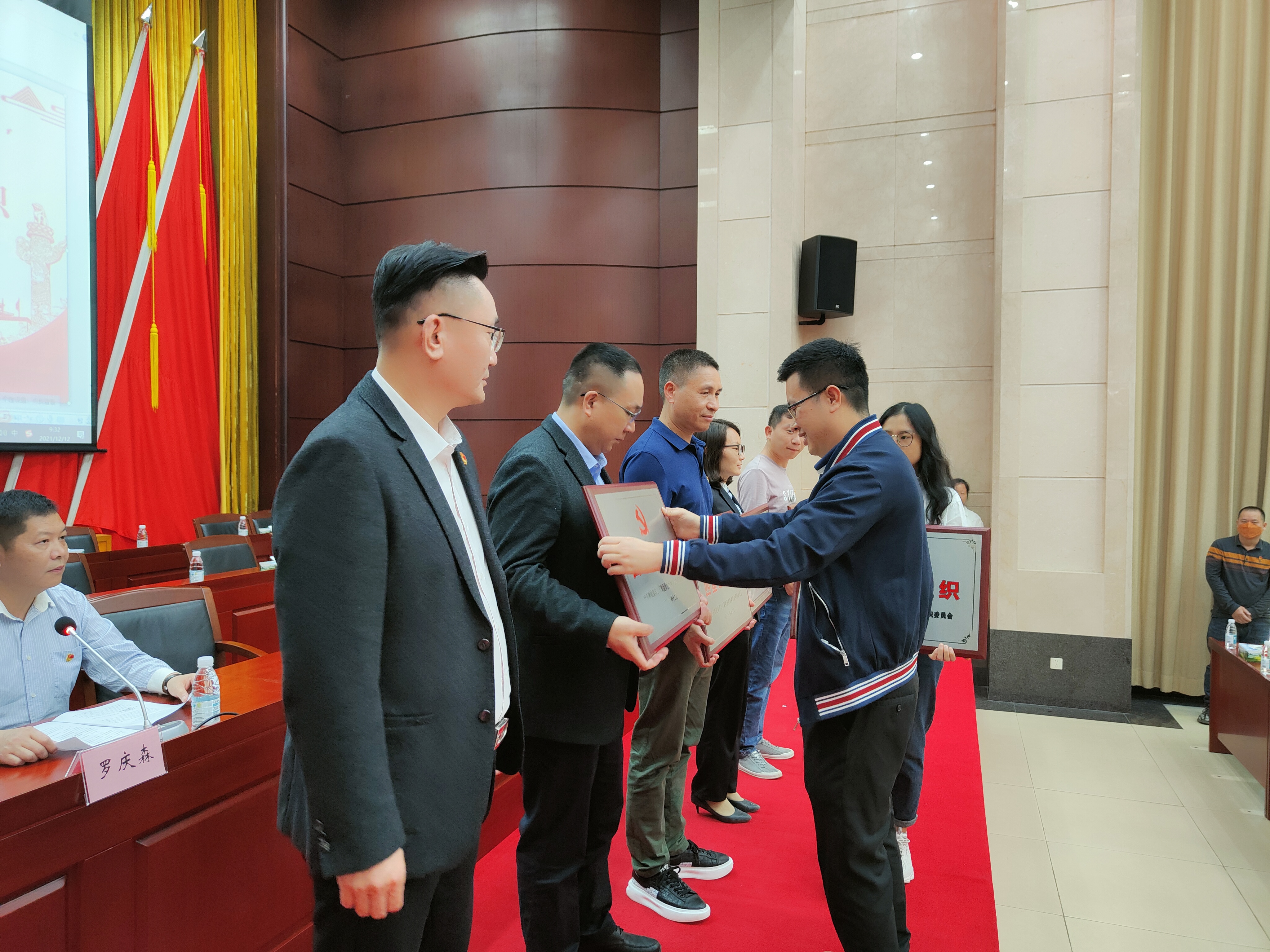 塘廈鎮“兩新”組織黨委副書記、黨建服務中心主任羅肖峰為三正房地產黨支部星級黨組織頒發了“四星級黨組織”牌匾.jpg 塘廈鎮“兩新”組織黨委副書記、黨建服務中心主任羅肖峰為三正房地產黨支部星級黨組織頒發了“四星級黨組織”牌匾.jpg